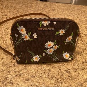 Michael kors daisy dome crossbody.